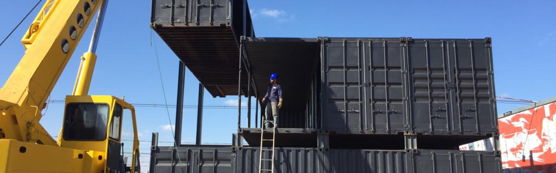 Imagem containers preto-empilhados